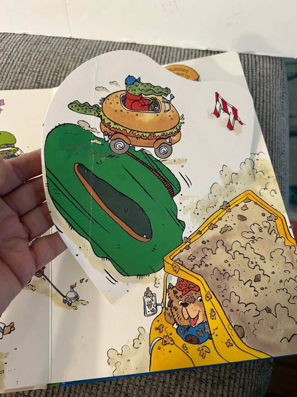 Mr. Frumble's Big, Flat Hat Lift-the-Flap Book - Richard Scarry - Picture 5 of 6